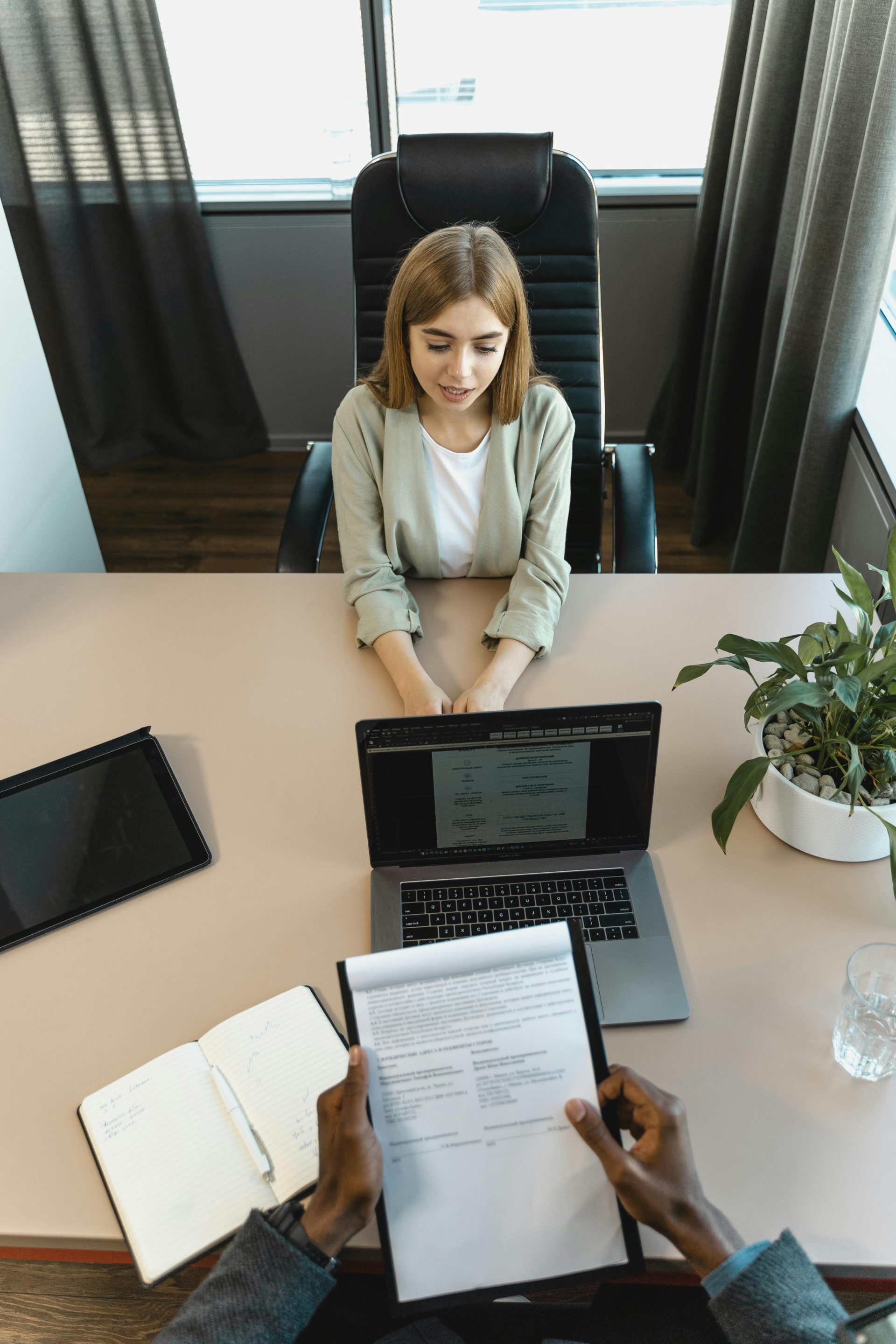 Vue en plongée d'un entretien d'embauche dans un bureau moderne, qui capture le professionnalisme.